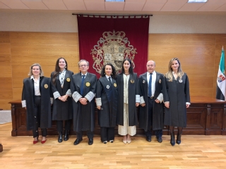 La magistrada Marta Méndez Rodríguez con la Sala de Gobierno del Tribunal Superior de Justicia de Extremadura